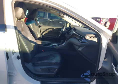 2020 Toyota Camry Xle Hybrid z USA, uszkodzony, nr VIN 4T1F31AK0LU527617